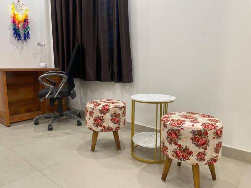 a room with two chairs and a table and a desk at Luxurious 2BHK Flat/South Delhi/Prime Location in New Delhi