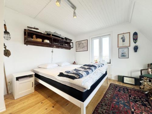 - une chambre avec un grand lit et un tapis dans l'établissement Lovely apartment with sea view on Hono, à Hönö