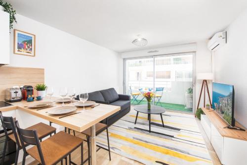 un salon avec une table et un canapé dans l'établissement BOUIN - Frontière Monaco - Luxueux 2 pièces refait à neuf, à Beausoleil