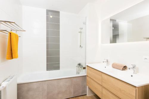 une salle de bain avec une baignoire, un lavabo et un miroir dans l'établissement BOUIN - Frontière Monaco - Luxueux 2 pièces refait à neuf, à Beausoleil