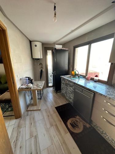 uma cozinha com um frigorífico e uma bancada em Kenitra em Kenitra