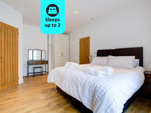 um quarto com uma cama com duas almofadas em Spacious Bedroom Ensuite in Brentwood Free Parking - Room 1 em Brentwood