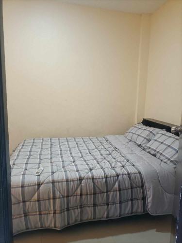 ein Schlafzimmer mit einem Bett in einem Zimmer in der Unterkunft Parkdale apartment in Imus
