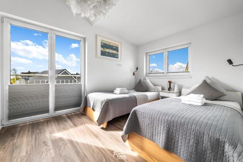 um quarto com 2 camas e uma grande janela em An der Ostsee em Olpenitz