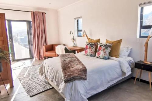 Postel nebo postele na pokoji v ubytování Cape Winelands Mountain View Getaway