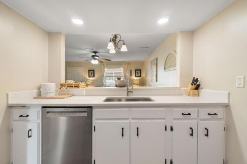 Kuchyň nebo kuchyňský kout v ubytování Gulf View 16 by Vacation Homes Collection