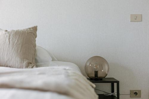 een slaapkamer met een bed en een tafel met een globe erop bij Huswell - Apartment with lake view & common indoor pool in Knokke-Heist
