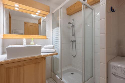レ・ズッシュにあるAlpage: Residence Breventのバスルーム(シャワー、シンク付)