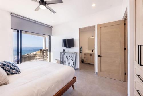 una camera da letto con un letto e vista sull'oceano di Modern Beachfront Residence with Resort Amenities a El Pescadero