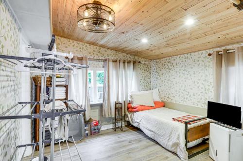 una habitación con una cama y una escalera en ella en Cozy Carterville Home 3 Mi to Crab Orchard Lake! 