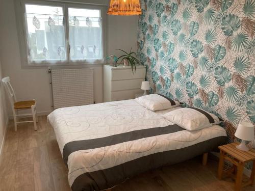 - une chambre avec un grand lit escamotable dans l'établissement Appartement lumineux et au calme, 800 m de la plage, à Larmor-Plage