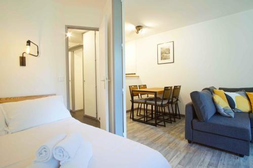 シャモニー・モンブランにあるSnowline: Residence Chamois Blancのベッドルーム1室(ベッド1台、ソファ、テーブル付)