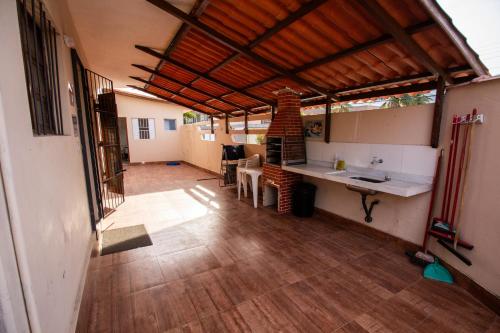 um quarto com uma cozinha e uma sala de estar com uma mesa em Sobrado Dos Colibris 4 quartos em Ubatuba