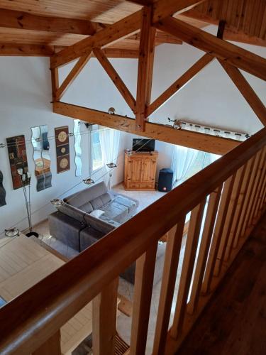 vistas panorámicas a una sala de estar con techos de madera en Maison sanguinet à 100m du lac, en Sanguinet