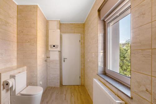 La salle de bains est pourvue de toilettes et d'une fenêtre. dans l'établissement Haus 33, à Wittemberg