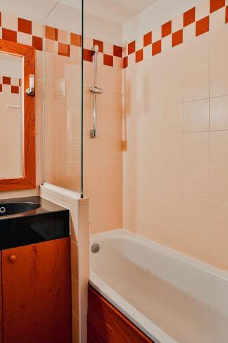 une salle de bain avec une baignoire et un lavabo dans l'établissement IMMODREAMS - Le Choucas - Avoriaz, à Avoriaz