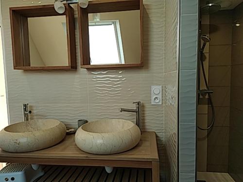 een badkamer met twee wastafels op een aanrecht bij Le domaine des Ecureuils in Vassy