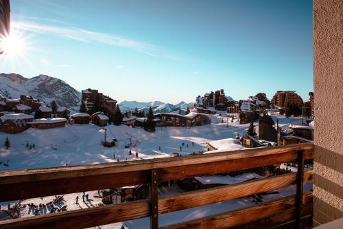 - un balcon avec vue sur une station de ski dans l'établissement IMMODREAMS - Le Duplex, à Morzine