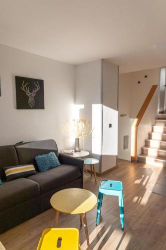 un salon avec un canapé et une table dans l'établissement IMMODREAMS - Le Duplex, à Morzine