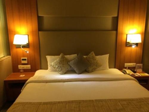 Un pat sau paturi într-o cameră la Apart-Hotel 4 Guest EVN Airport