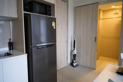 eine Küche mit einem Kühlschrank aus Edelstahl in einem Zimmer in der Unterkunft Modern 2-bedroom Apartments. Skypark Laguna (Bang Tao) in Strand Bang Tao