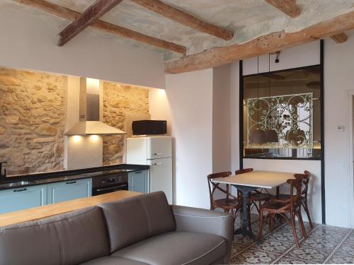 een woonkamer met een bank en een tafel bij Casa Clotilde - Apartamento premium en Sant Joan de les Abadesses in Sant Joan de les Abadesses