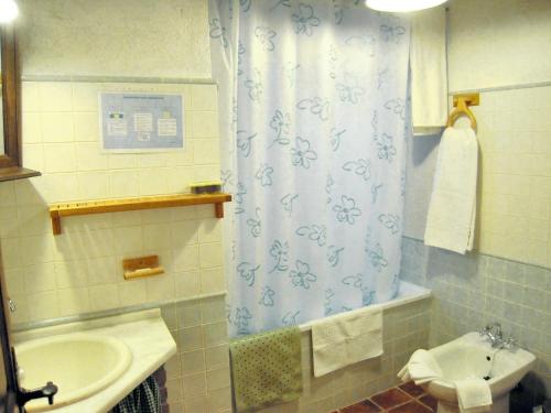 uma casa de banho com um lavatório e uma cortina de chuveiro em 4 bedrooms house with city view terrace and wifi at Hornos em Hornos