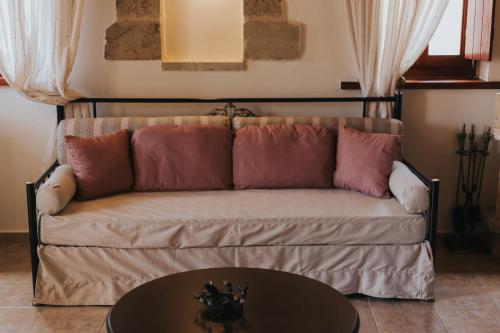 a couch in a living room with a table at Brazzo di Maina in Oítilon