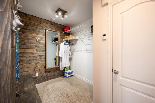 Le Jarret Noir! Chalet NEUF en nature SPA/Vue Lacにあるバスルーム
