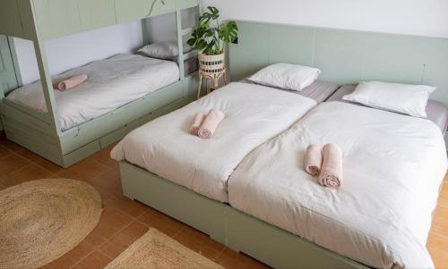 En eller flere senge i et værelse på SURFinn Figueira Da Foz