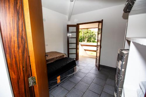 Habitación con puerta que conduce a una habitación con puerta en Sobrado Dos Colibris, en Ubatuba
