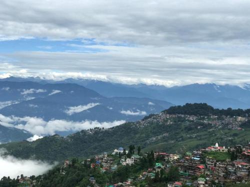 vistas a una ciudad en las montañas en Moktan Homestay, Darjeeling, en Darjeeling