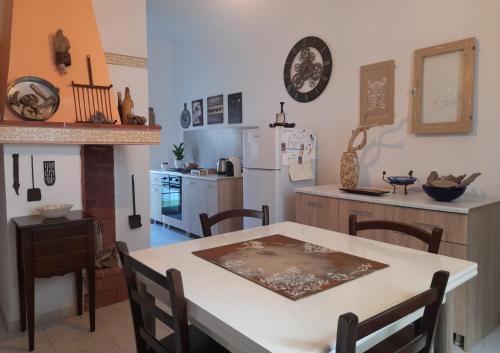 een keuken met een tafel en een koelkast bij Tra Vento e Mare in Lendinuso