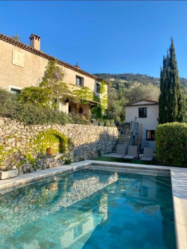 une piscine devant un immeuble dans l'établissement PROCHE GRASSE - LE MAS de la MADONETTE, à Spéracèdes