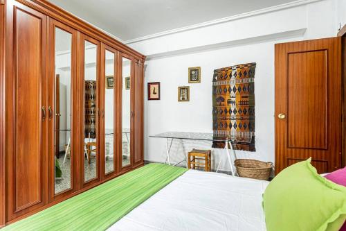 1 dormitorio con 1 cama grande y 1 mesa en Precioso apartamento con terraza en Valencia en Valencia