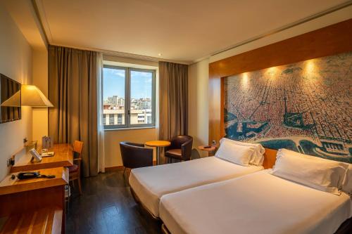 ein Hotelzimmer mit einem großen Bett und einem Fenster in der Unterkunft Abba Sants in Barcelona