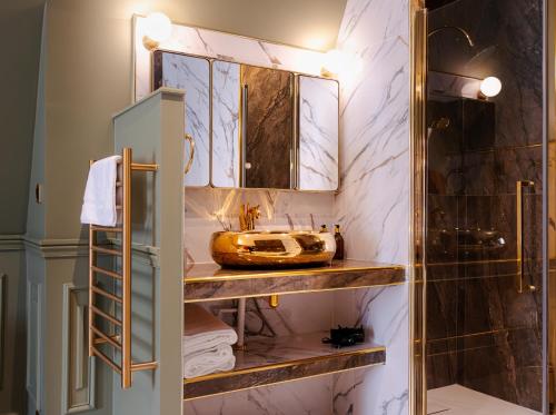 a bathroom with a sink and a mirror at Hôtel Château Héloïse in Mérélessart