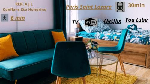 - un salon avec un canapé et une chaise dans l'établissement le mini panoramique vue sur seine arrivée autonome, à Conflans-Sainte-Honorine