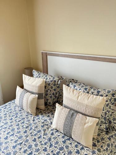 Un dormitorio con una cama con almohadas. en Casa Rural Casa Isabel, en Hervás