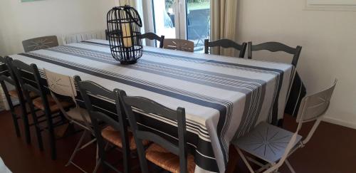 un lit avec une table et des chaises bleues et blanches dans l'établissement Babounia, à Batz-sur-Mer