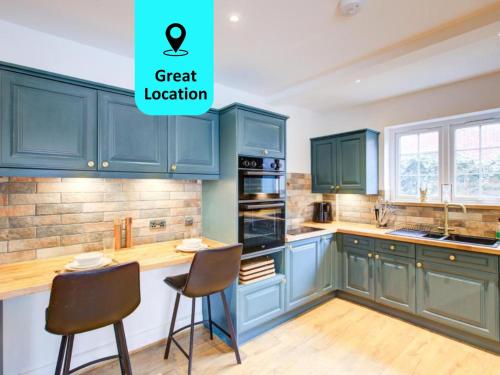 uma cozinha com armários azuis e duas cadeiras em Stunning Newly Fully Furnished Bedroom Ensuite - Room 2 em Brentwood