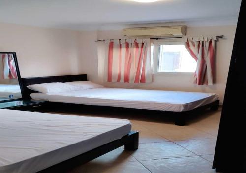 Un pat sau paturi într-o cameră la La Vista 1, Ain Soukhna Family Chalets