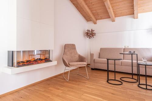 uma sala de estar com um sofá e uma lareira em das zellersee em Zell am See