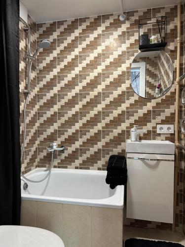 ein Badezimmer mit einem WC und einer Badewanne in der Unterkunft Hugo apartment in Šiauliai