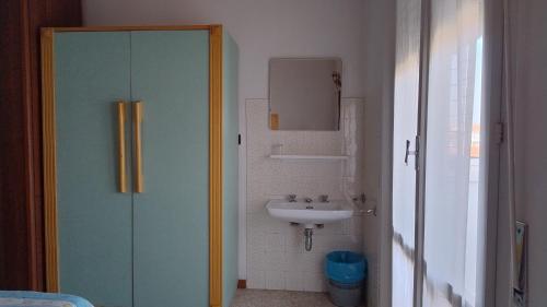 bagno con lavandino e doccia in vetro di Hotel Rosy a Bellaria-Igea Marina