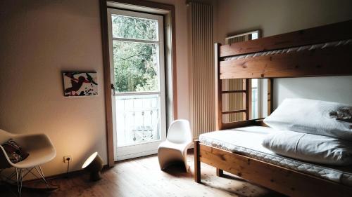 sypialnia z łóżkiem piętrowym i oknem w obiekcie FeWo "Bergstift" Oberstaufen/Höfen w mieście Oberstaufen