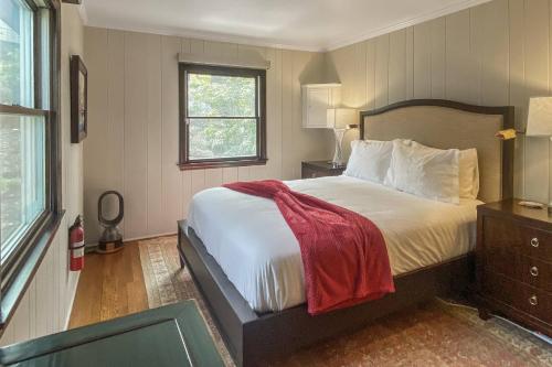 Un dormitorio con una cama con una manta roja. en Arrowhead, en Danbury