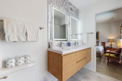 uma casa de banho com um lavatório e um espelho em The Palm and Citrus Permit# 2135 em Palm Springs