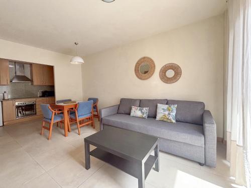 ein Wohnzimmer mit einem Sofa und einem Tisch in der Unterkunft Clauhomes Reus Centro in Reus