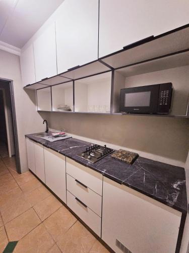 Η κουζίνα ή μικρή κουζίνα στο ZUCH Accommodation At Pafuri Self Catering - Comfort Apartment